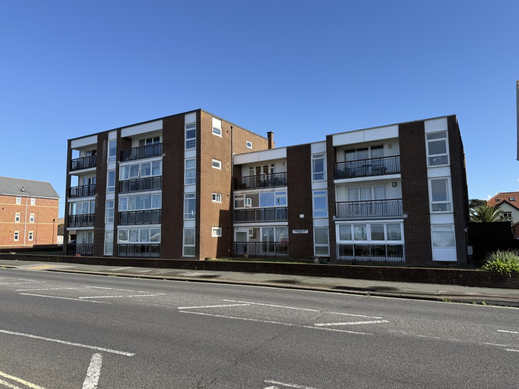Lot: 131 - WELL PRESENTED GROUND FLOOR FLAT WITH SEA VIEWS - View of Freshwater Court